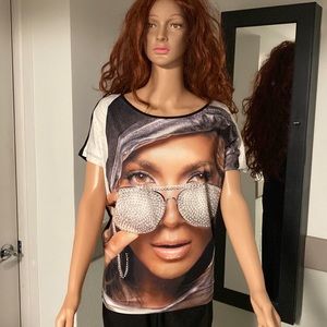 Blouse with LO image with an abandoned short sleeve